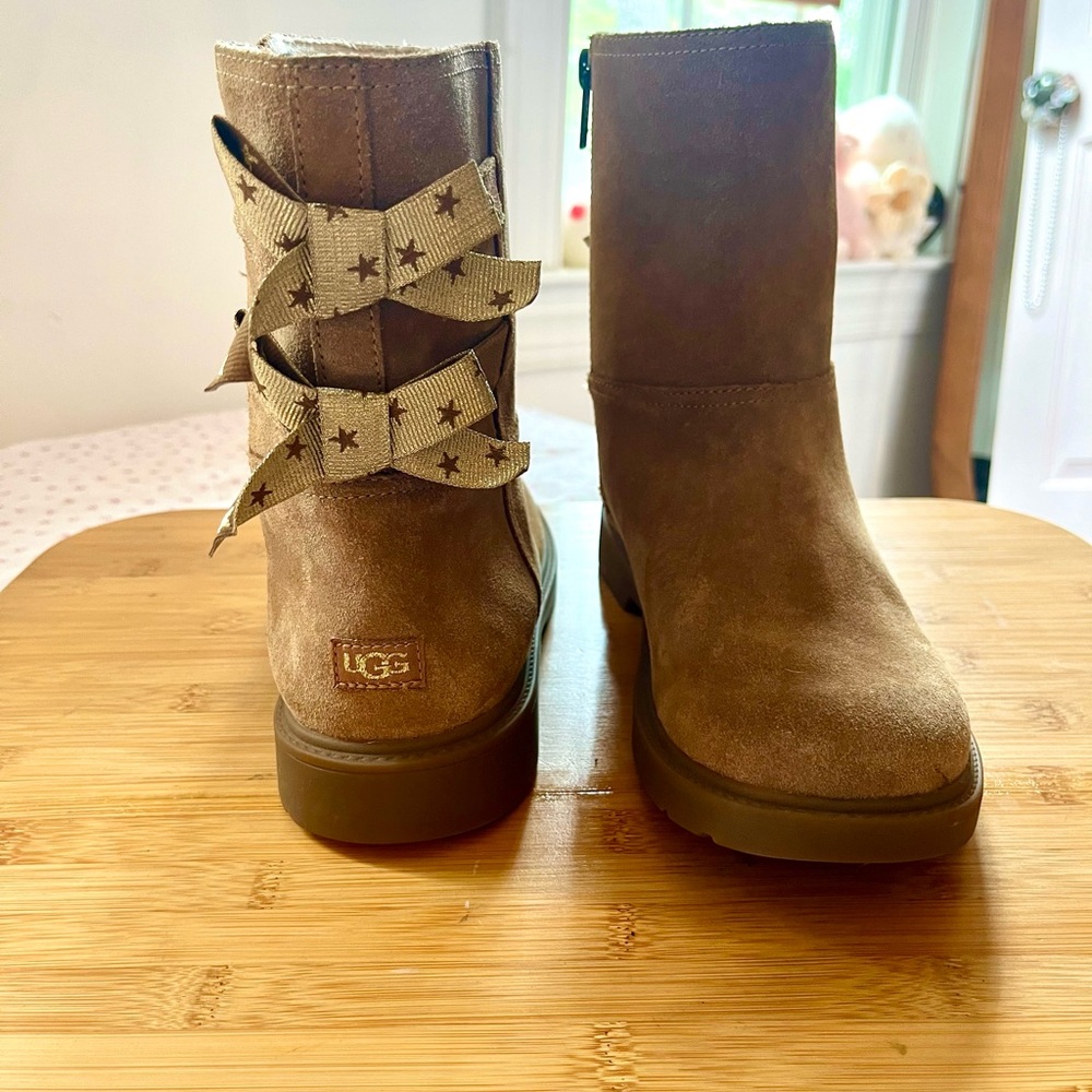 UGG Tan, Suede Boots w/ Star Bows